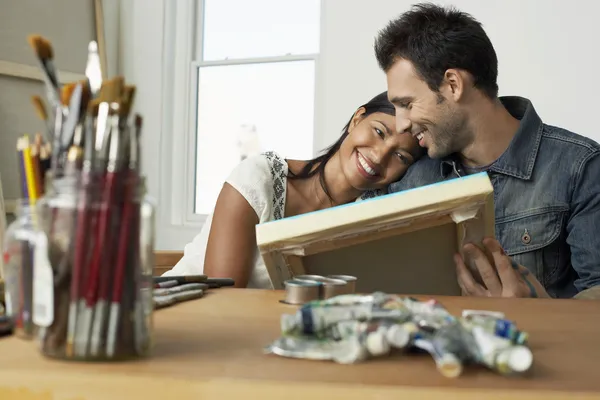 Casal olhando para a pintura no estúdio artista — Fotografia de Stock