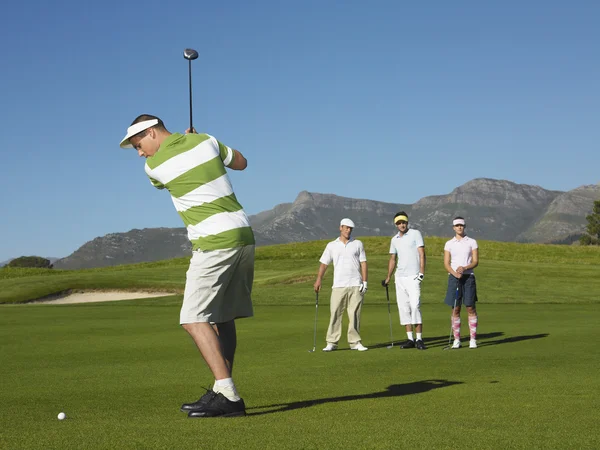 Golfer putting green — Stockfoto