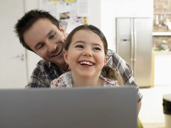 父亲和女孩使用的便携式计算机 — 图库照片