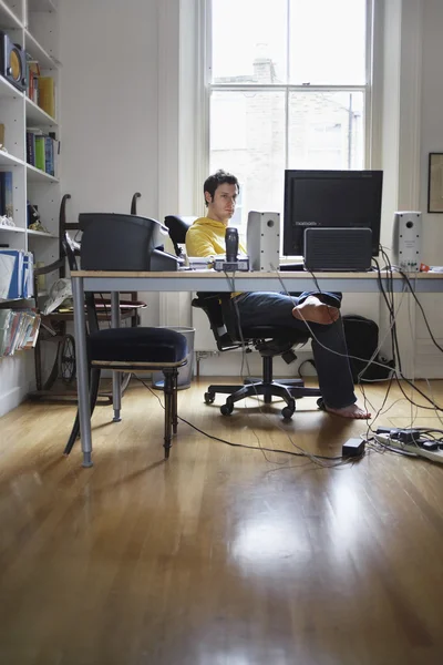 Man werkt op de computer — Stockfoto