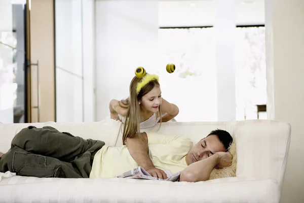 Mann schläft mit Tochter auf Sofa — Stockfoto