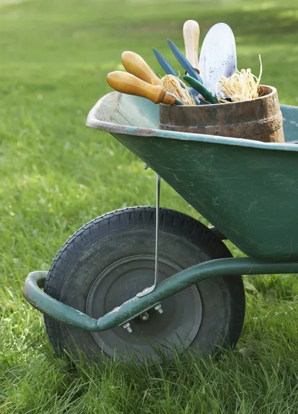 Carrinho de mão com ferramentas de jardinagem — Fotografia de Stock