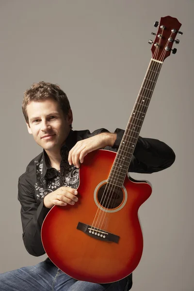 Hombre con guitarra acústica —  Fotos de Stock