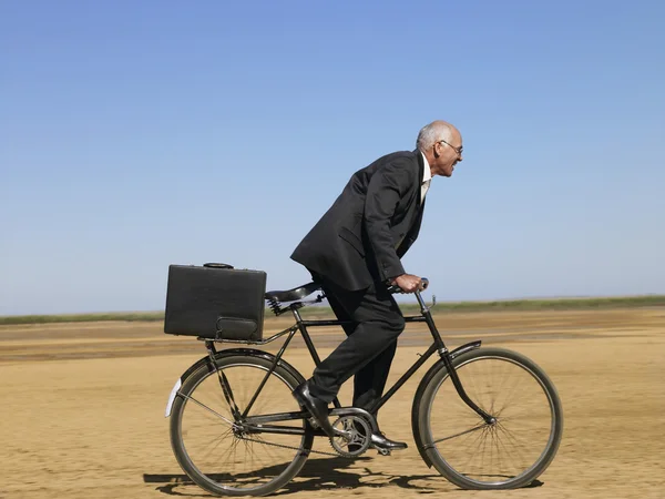 Geschäftsmann fährt Fahrrad — Stockfoto