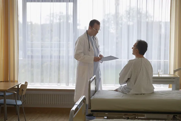 Doctor hablando con el paciente — Foto de Stock