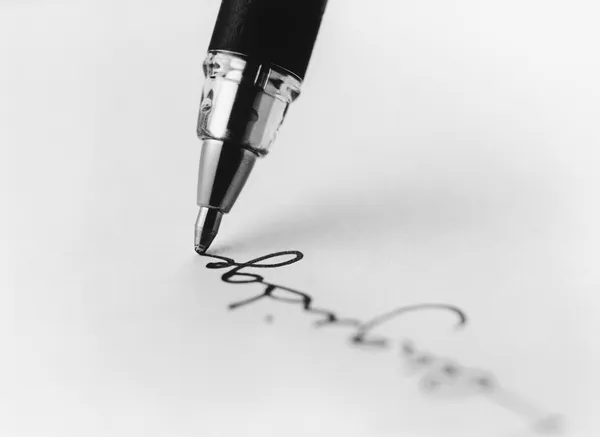 Ecriture stylo sur papier — Photo