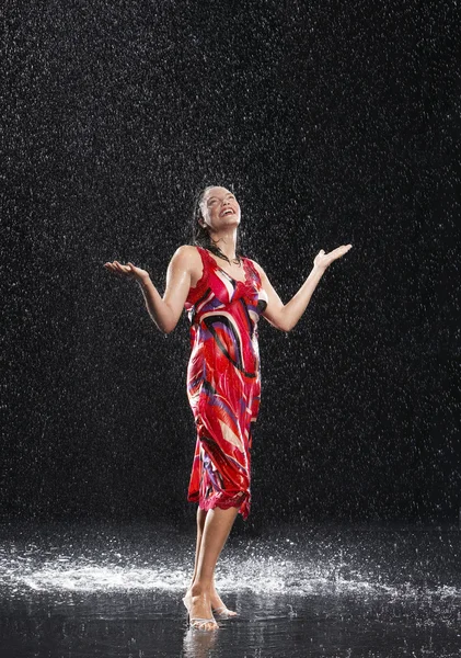 Brazos de mujer levantados bajo la lluvia — Foto de Stock