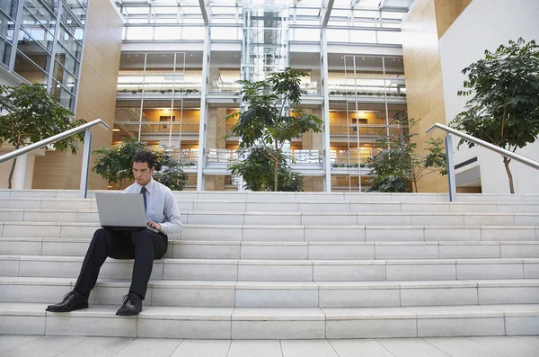 Geschäftsmann arbeitet am Laptop — Stockfoto