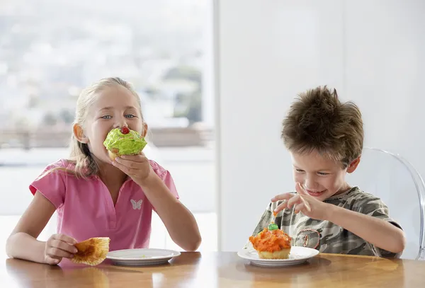 Kinderen eten cupcakes — Stockfoto