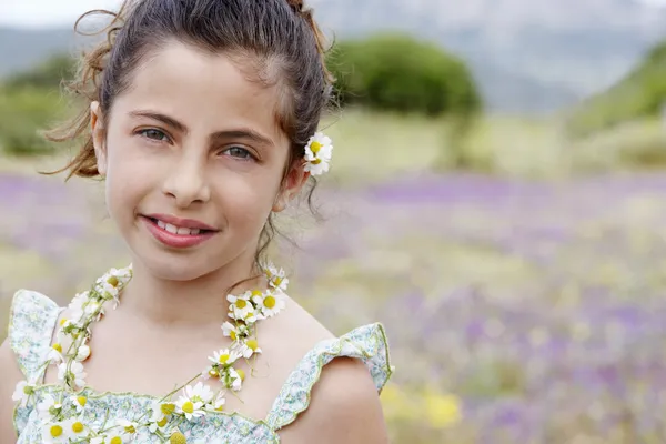 Flickan bär halsband med blommor — Stockfoto