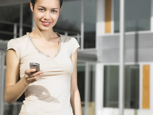 Frau schickt SMS — Stockfoto