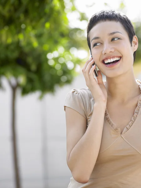 Kvinna med mobiltelefon — Stockfoto