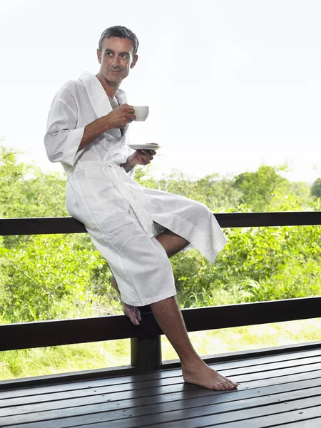 Homem adulto inclinado no terraço — Fotografia de Stock