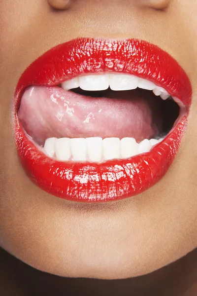 Mujer lamiendo labios rojos — Foto de Stock