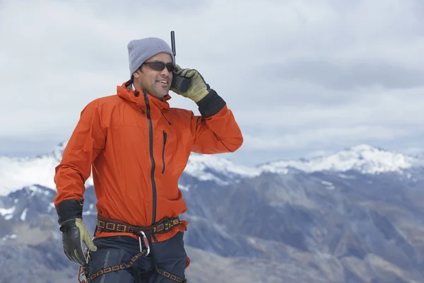 Escursionista con walkie-talkie — Foto Stock