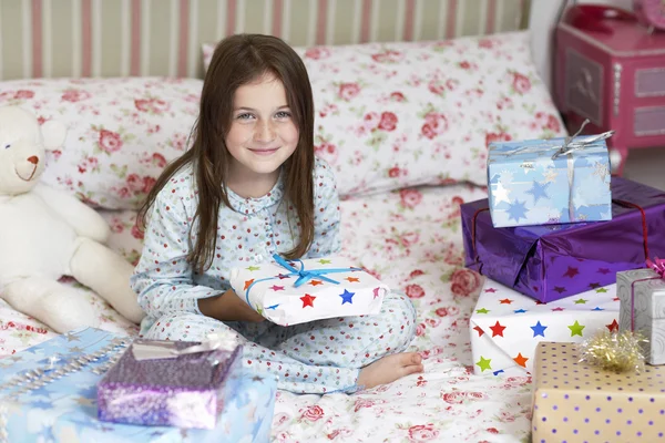 Fille avec des cadeaux de Noël — Photo