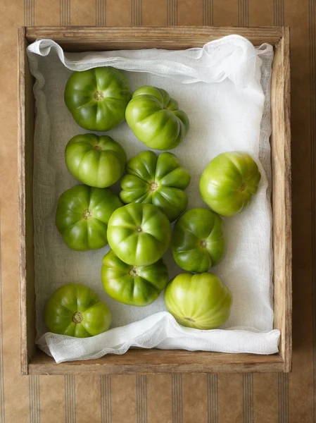 Scatola di pomodori verdi — Foto Stock