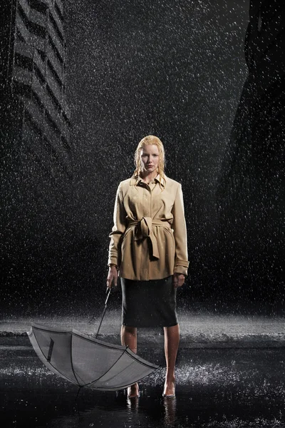 Mujer bajo la lluvia no usa su paraguas —  Fotos de Stock