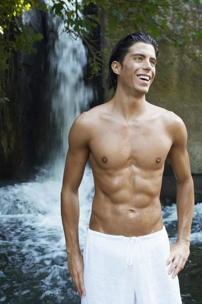 Man standing by waterfall — Stock Photo, Image