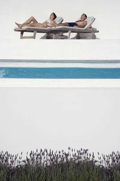 Ζευγάρι ηλιοθεραπεία από πισίνα — Φωτογραφία Αρχείου