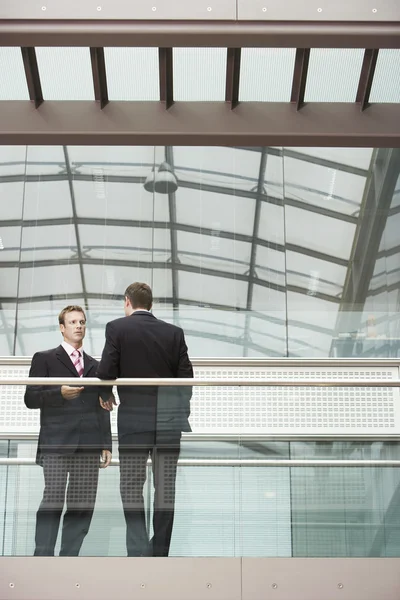 Deux hommes d'affaires qui parlent — Photo