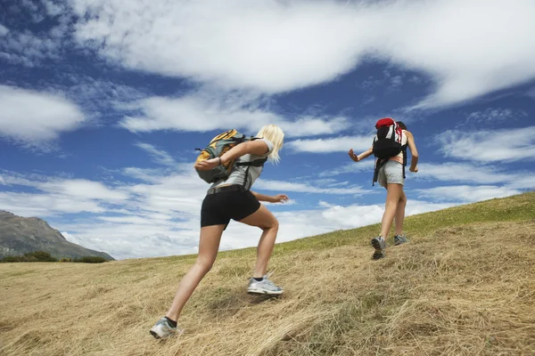 Dos mujeres corriendo colina arriba —  Fotos de Stock