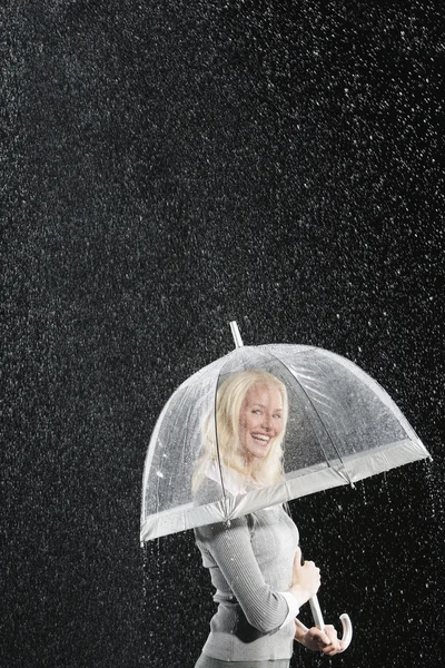 Geschäftsfrau steht unter Schirm — Stockfoto