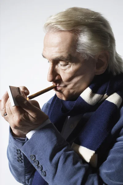 Homem fumando um charuto — Fotografia de Stock