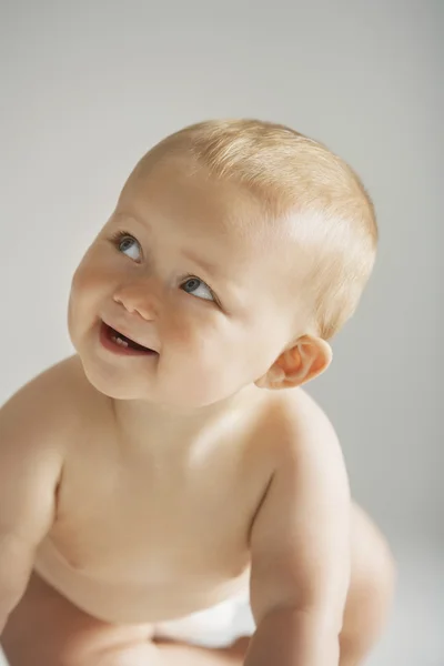 Nieuwsgierig kruipende baby — Stockfoto