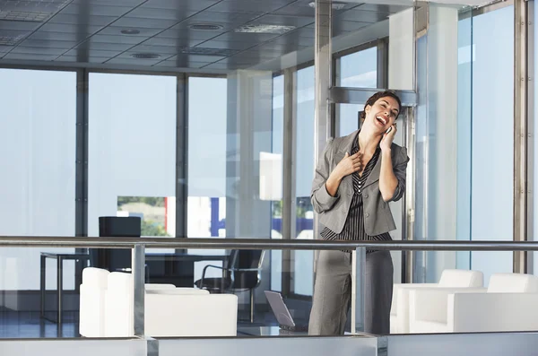 Affärskvinna pratar i mobiltelefon — Stockfoto