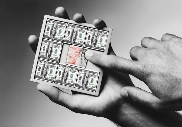 Man solving economic puzzle — Stock Photo, Image