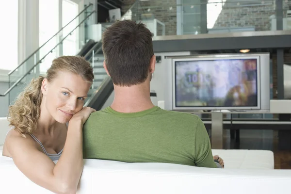 Pareja sentada en sofá — Foto de Stock