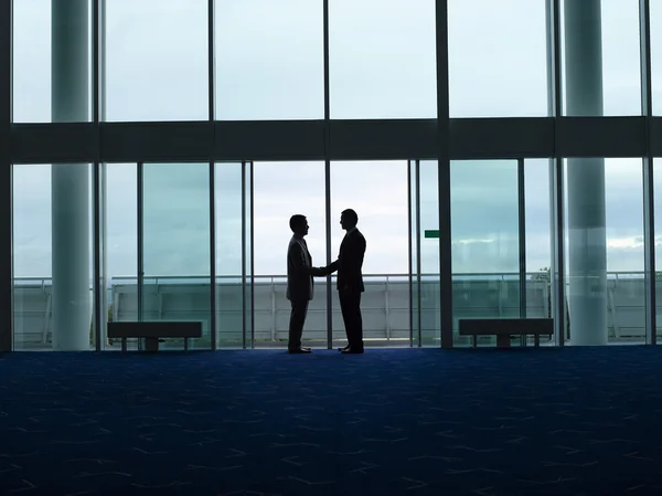 Empresários apertando as mãos — Fotografia de Stock