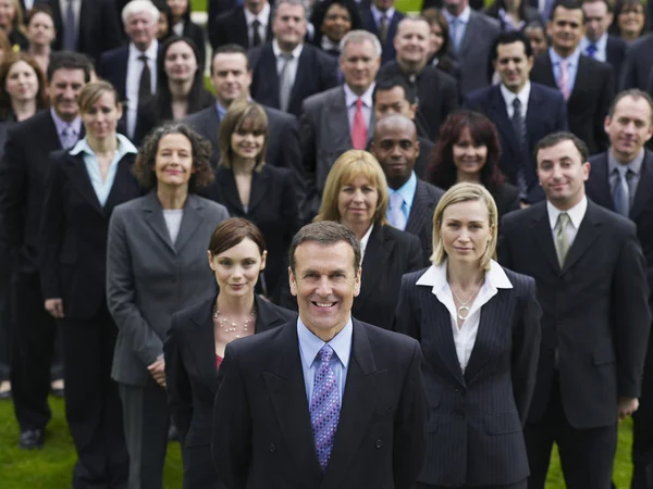 Des hommes d'affaires debout sur la pelouse — Photo