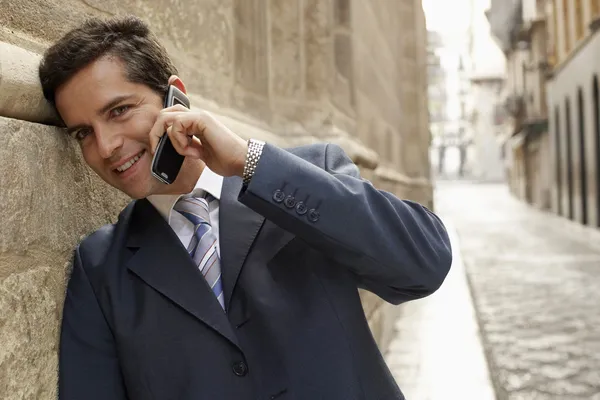 Uomo d'affari che utilizza il telefono cellulare. — Foto Stock