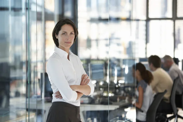 Geschäftsfrau mit Gruppe von Büroangestellten — Stockfoto