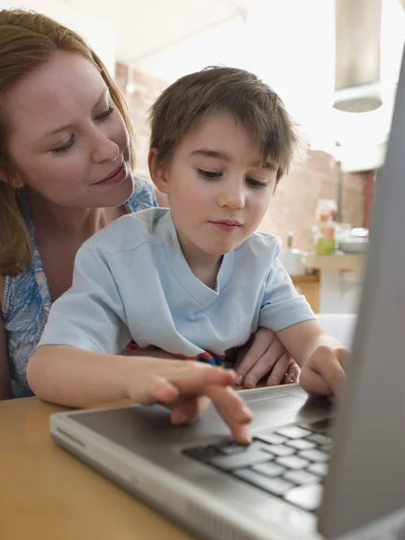 Mamma att hjälpa son — Stockfoto