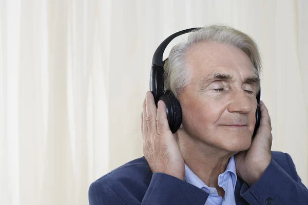 Homem ouvindo música — Fotografia de Stock