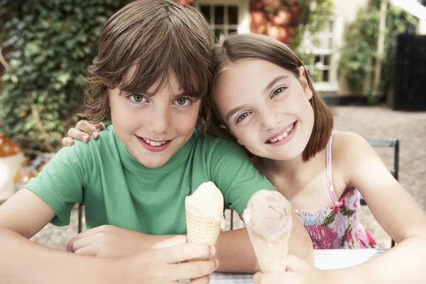 Crianças comendo sorvetes — Fotografia de Stock