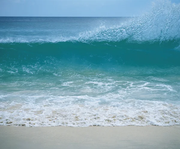 Rompiendo olas en la orilla —  Fotos de Stock