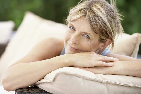 Vrouw zittend op de bank — Stockfoto