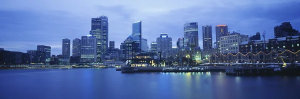 Hamnen och skyline på twilight — Stockfoto