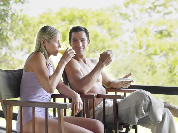 Couple assis sur la terrasse et buvant — Photo