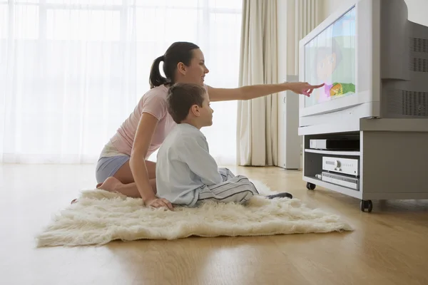 Madre e figlio guardando la televisione — Foto Stock