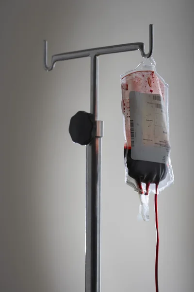 Bolsa de goteo con sangre — Foto de Stock
