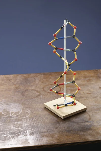 Molecule model on stained table — Stock Photo, Image