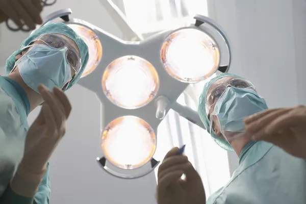 Chirurgen bereiten sich auf Operation vor — Stockfoto