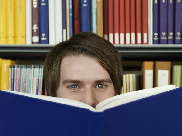 Junger Mann guckt — Stockfoto