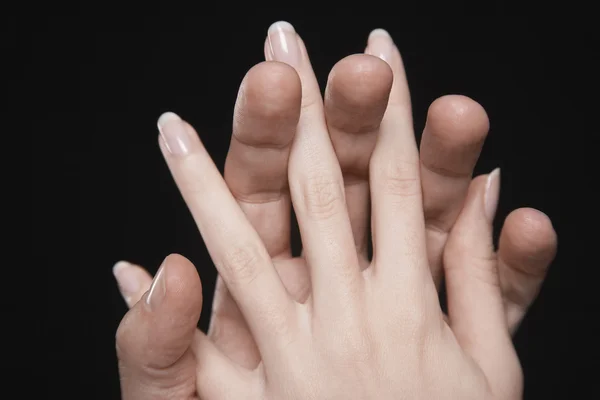 Par med fingrar förreglade — Stockfoto