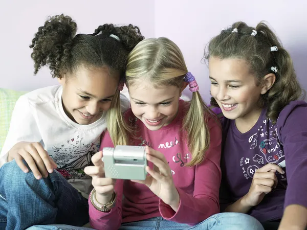 Girls playing with  gadget — Stock Photo, Image
